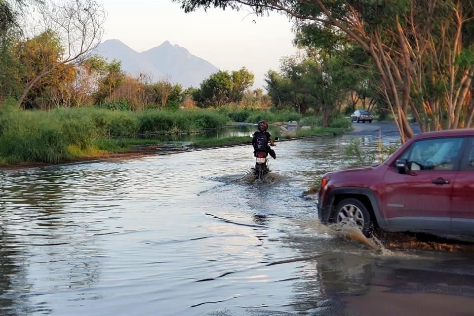 Las motos son las más afectadas cuando pasan por el cruce inundado por las aguas negras.