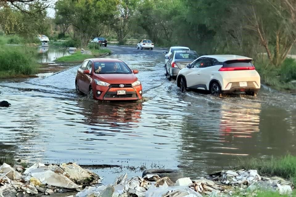 De acuerdo con automovilistas que transitan por esa vía, en ese punto también hay un drenaje que se desborda con frecuencia.