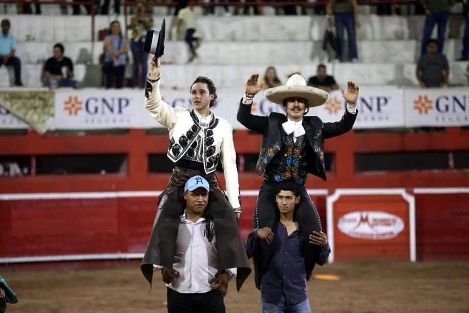 Tarik Othón (izq.) y Emiliano Gamero se llevaron la corrida.