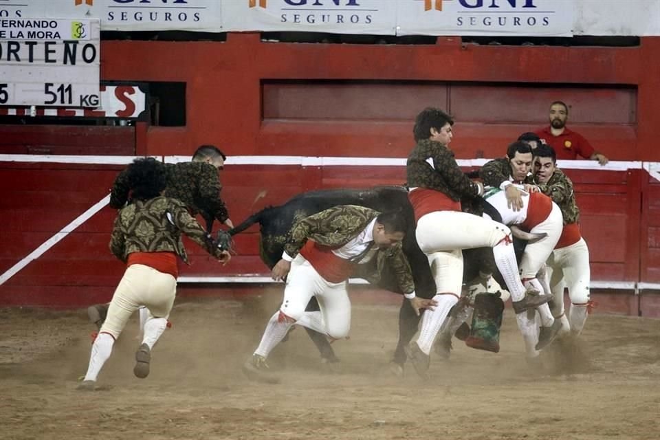 En el festejo también actuó el Grupo de los Forcados Amadores de México.