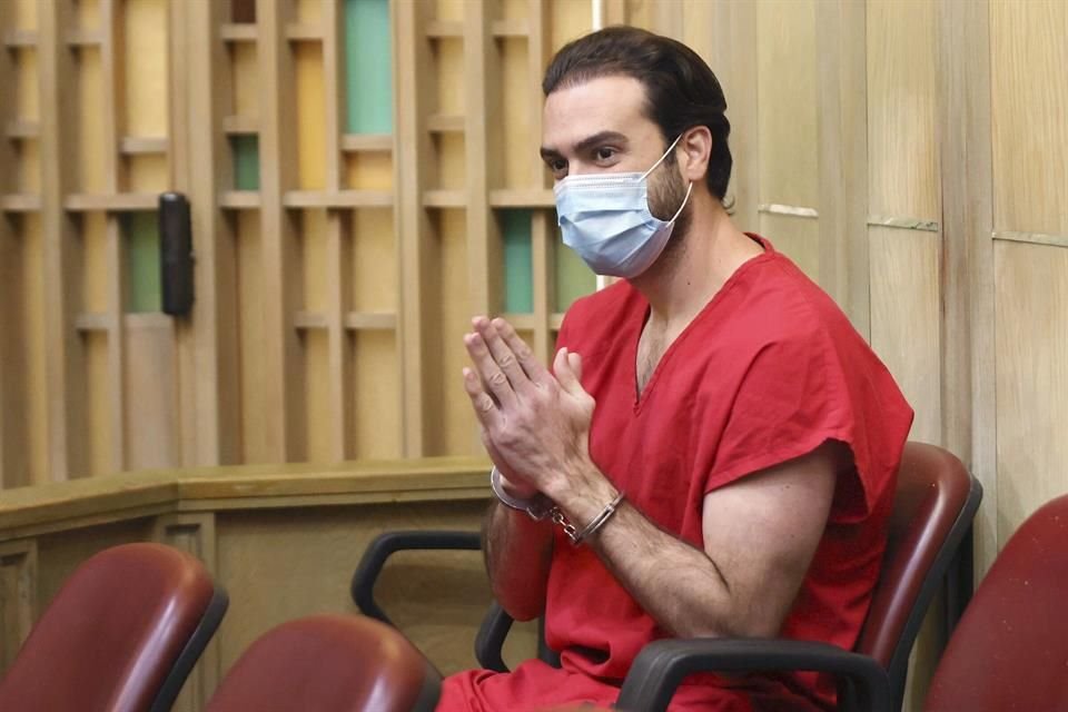 Lyle, quien anteriormente se encontraba en el Metro West Detention Center, ahora comparte celda con otros internos en un entorno menos restrictivo.