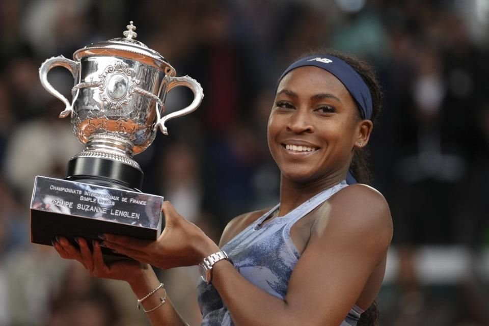 Coco Gauff celebra sonriente con el trofeo del Abierto de Francia.
