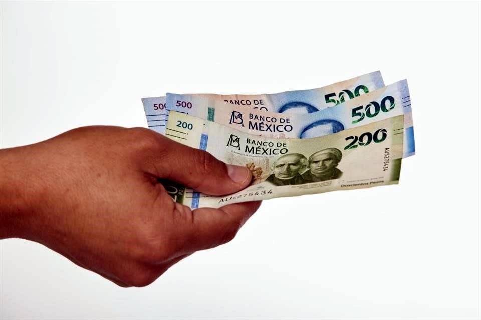En México, está prohibido pagar montos superiores o iguales a 8 mil 25 Unidades de Medida y Actualización (UMA), 907 mil 948.5 pesos al día de hoy.