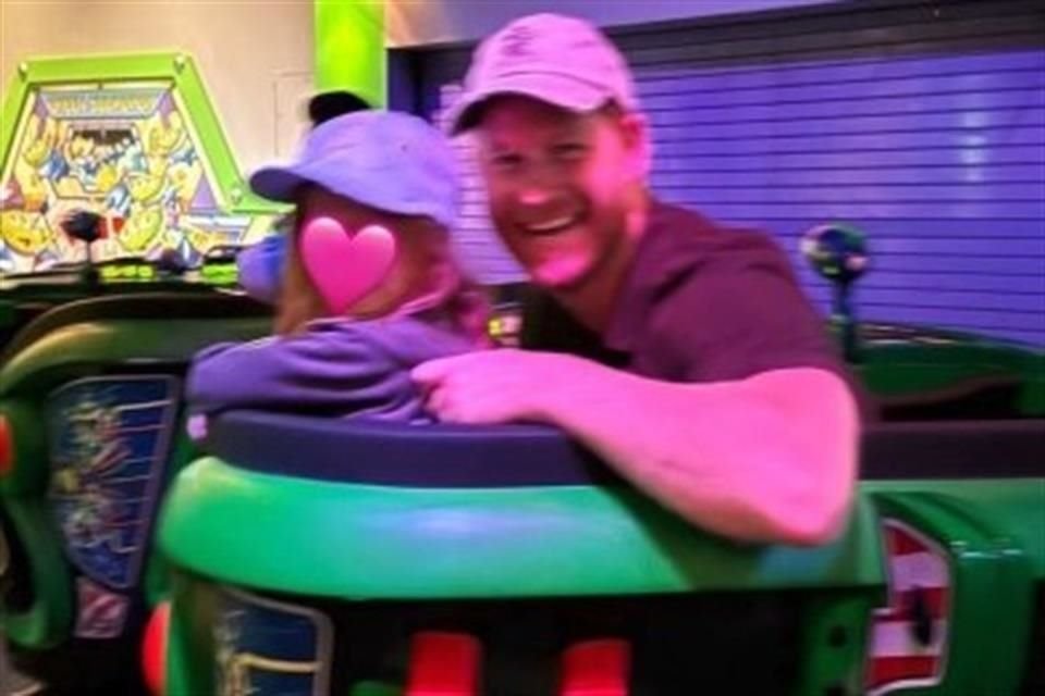 La Duquesa de Sussex cubrió los rostros de los niños con corazones para proteger su privacidad.