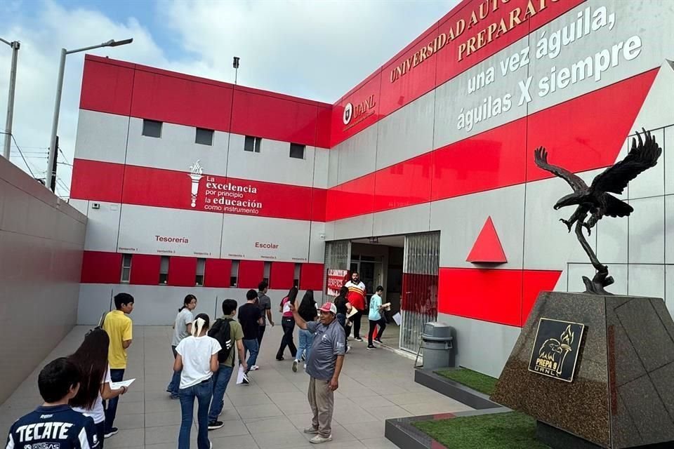 La UANL informó que 45 mil 944 aspirantes buscan ingresar a sus 60 programas educativos de bachillerato.