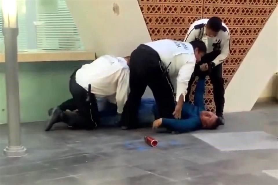 'Los guardias (...) se le dejaron ir a punta de golpes y le pegaban en la cabeza con un termo rojo', relató una testigo que difundió los videos de lo sucedido en el hospital del IMSS de #Colima.