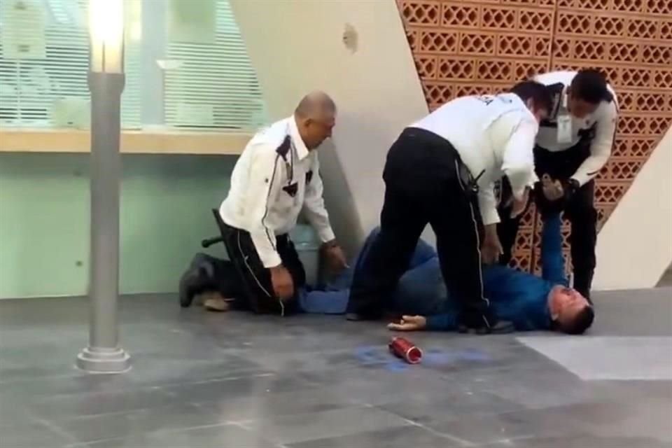 'Los guardias (...) se le dejaron ir a punta de golpes y le pegaban en la cabeza con un termo rojo', relató una testigo que difundió los videos de lo sucedido en el hospital del IMSS de Colima.