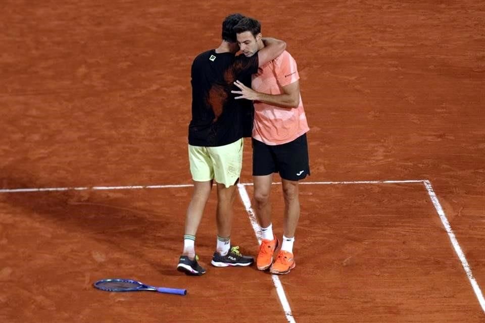 El español Marcel Granollers (zq.) y el argentino Horacio Zeballos celebran tras la Final de dobles del Abierto de Francia.
