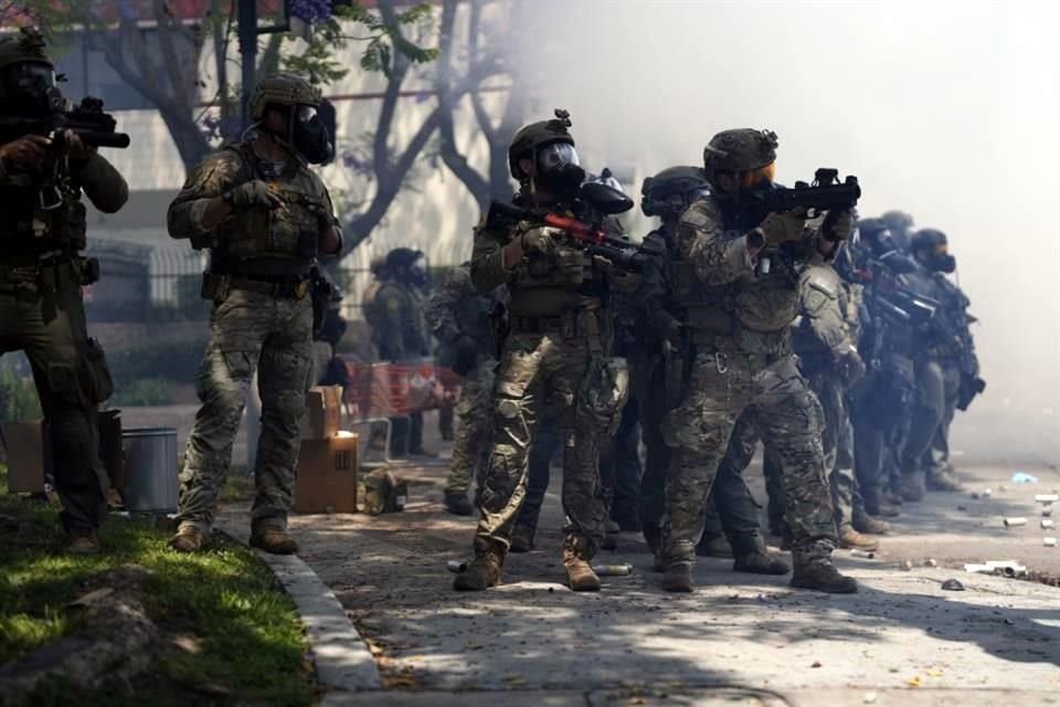 Manifestantes y agentes de migración se enfrentaron por segundo día consecutivo en Los Ángeles tras realizar redadas antimigrantes.