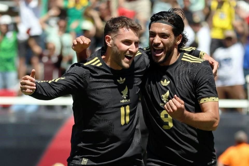 Santiago Giménez y Raúl Jiménez se acomodan en la punta.