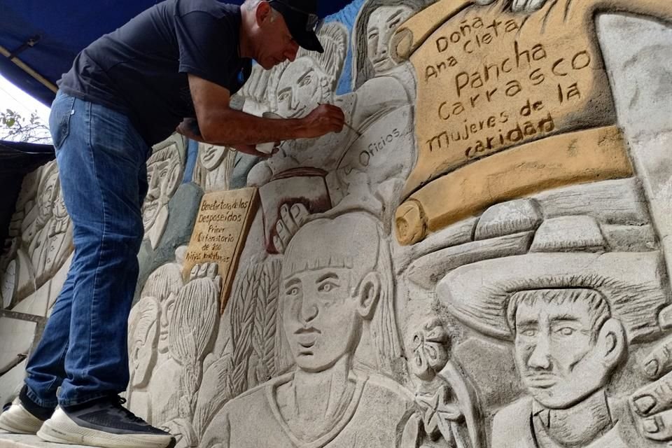El mural se trabaja sobre una capa de cemento de 3 centímetros a punta de segueta y espátula, y también con cincel en mano.