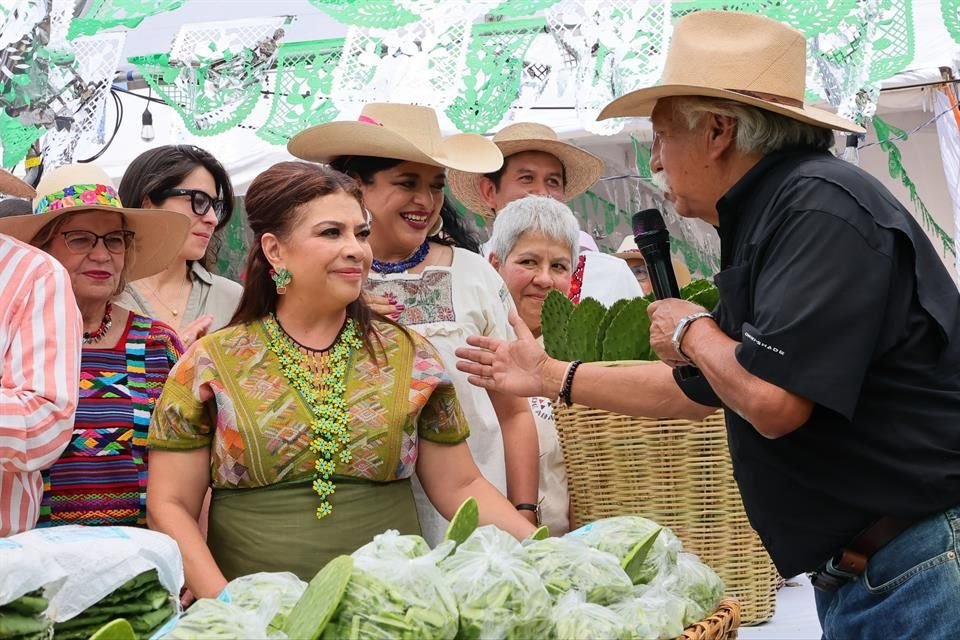 'No sólo se produce energía eléctrica, que se utiliza en el mismo Centro de Acopio, sino un biofertilizante que sirve como composta para enriquecer los cultivos', expuso el Alcalde Octavio Rivero. 