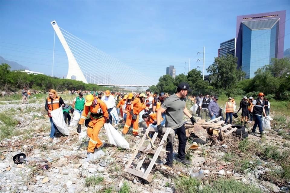 Armados con costales, los trabajadores de diferentes dependencias estatales y organismos descentralizados recorrieron el río levantando basura.