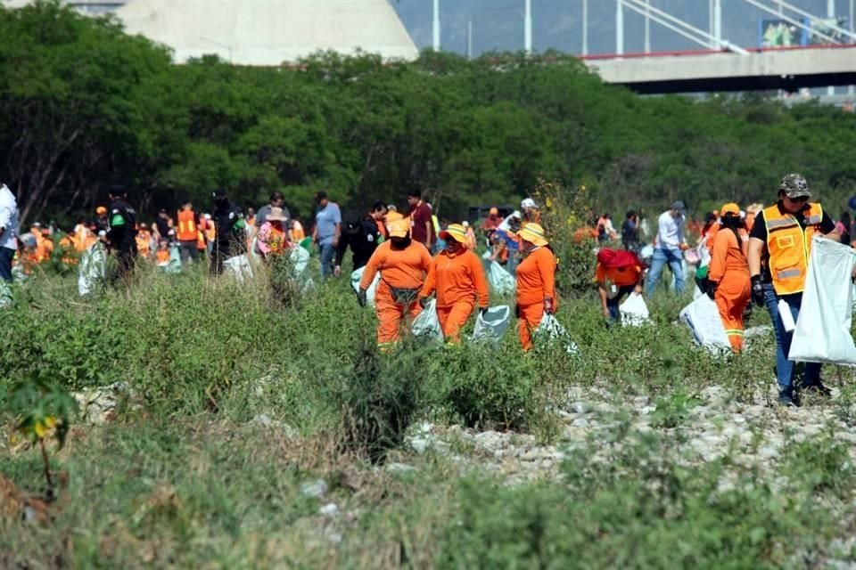 Armados con costales, los trabajadores de diferentes dependencias estatales y organismos descentralizados recorrieron el río levantando basura.
