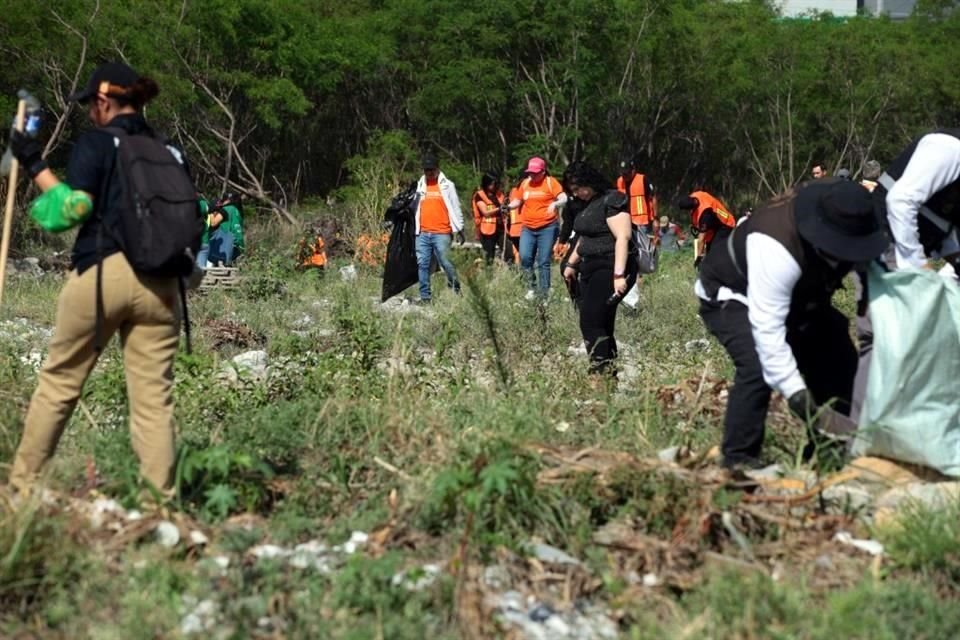 Armados con costales, los trabajadores de diferentes dependencias estatales y organismos descentralizados recorrieron el río levantando basura.