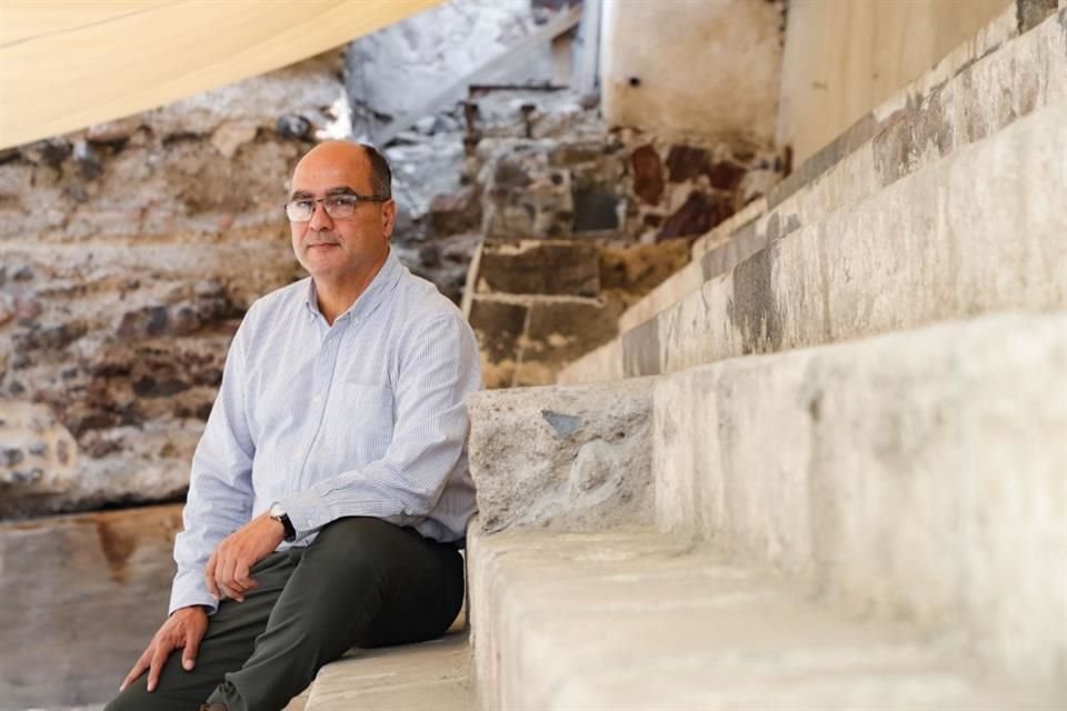 El arqueólogo Leonardo López Luján fue honrado con el Premio Nacional de Artes y Literatura en el campo de las Ciencia Sociales por sus contribuciones al estudio del Templo Mayor.