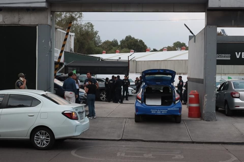 Policías llegaron a la zona tras reportarse los hechos donde encontraron a los empleados con crisis nerviosas.