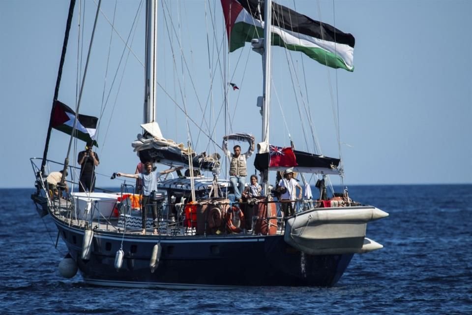 Activistas a bordo del Madleen, con camino a Gaza, el 1 de junio del 2025.