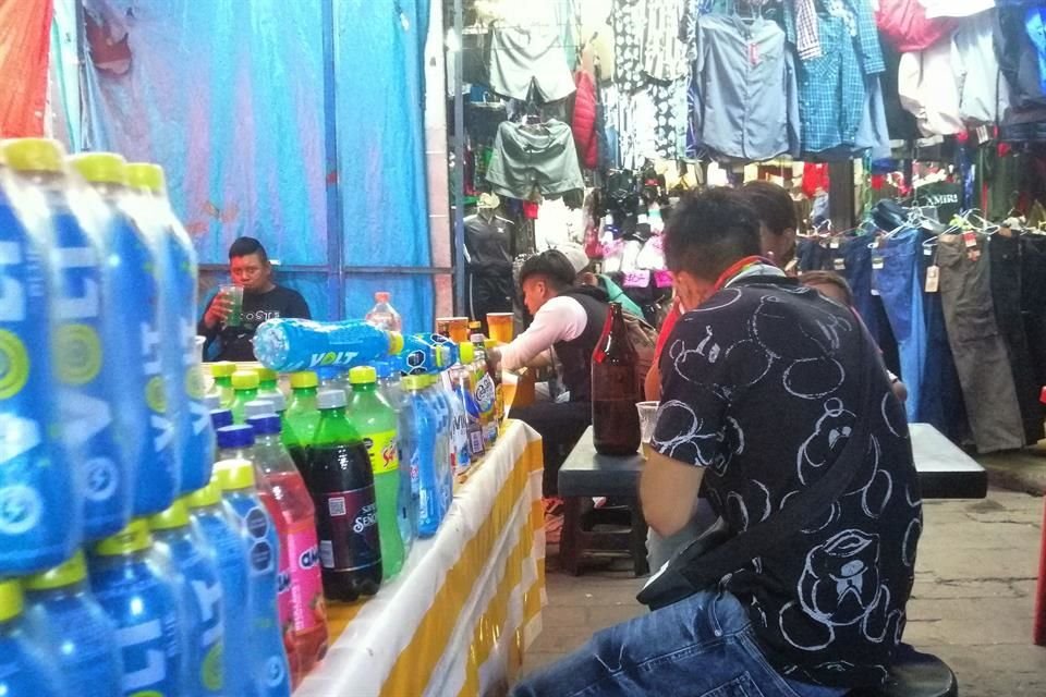 Las chelerías en tianguis como el de Tacuba o la Lagunilla han librado los operativos del Gobierno de la CDMX.