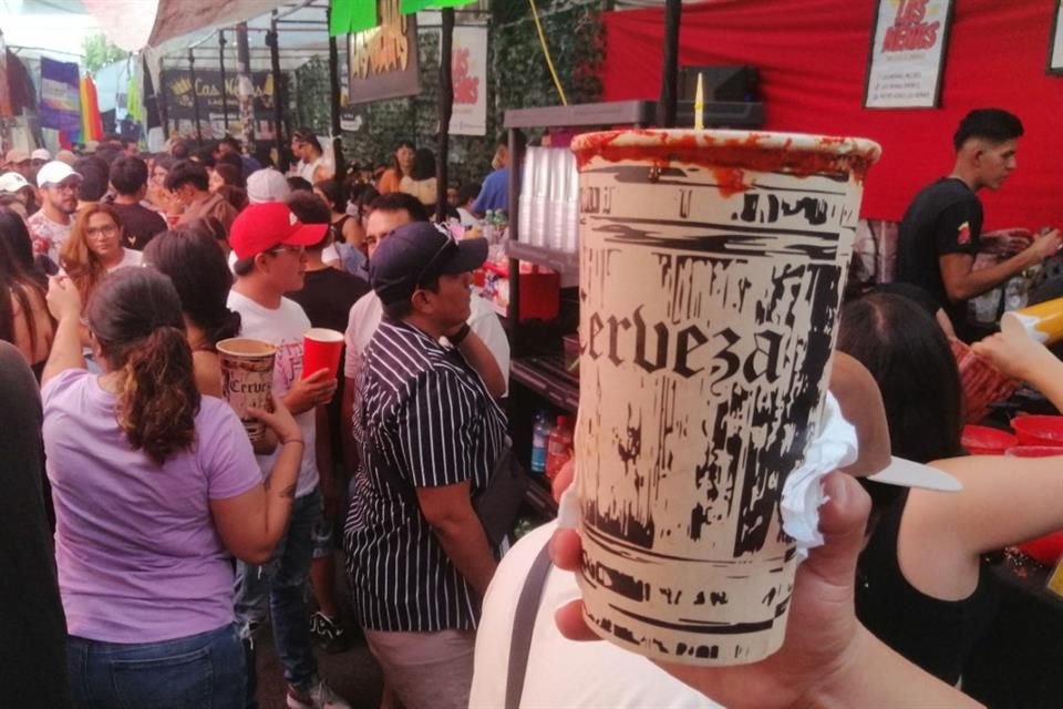 Al mediodía, los locales se llenan, sin presencia alguna de policías.