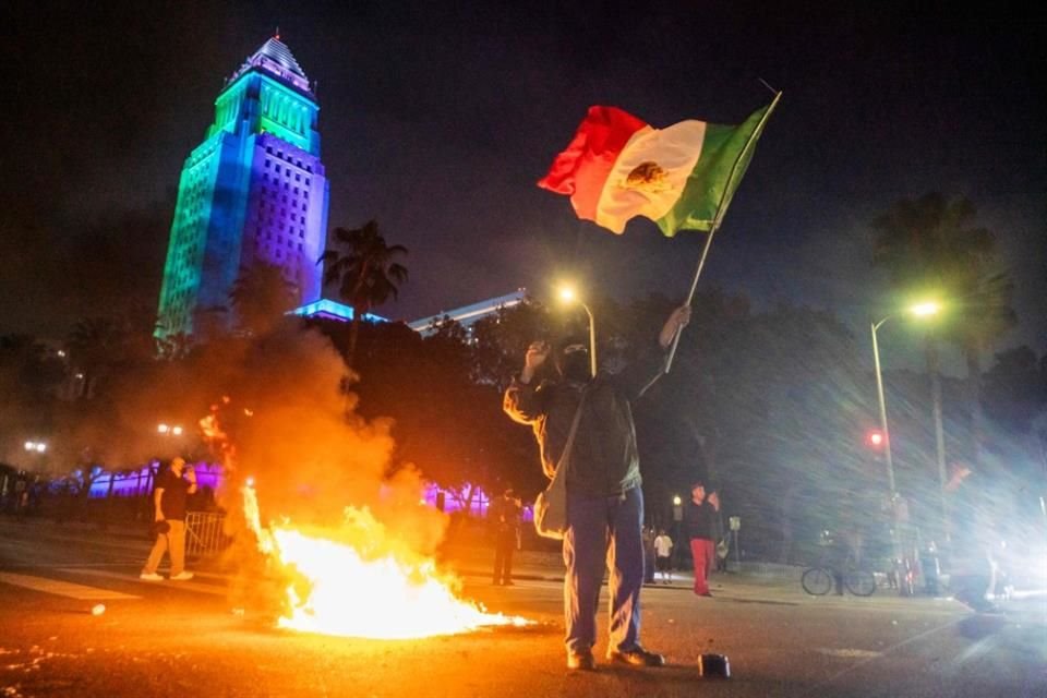 Un manifestante ondea una bandera de México durante una protesta en Los Ángeles, el 8 de junio.