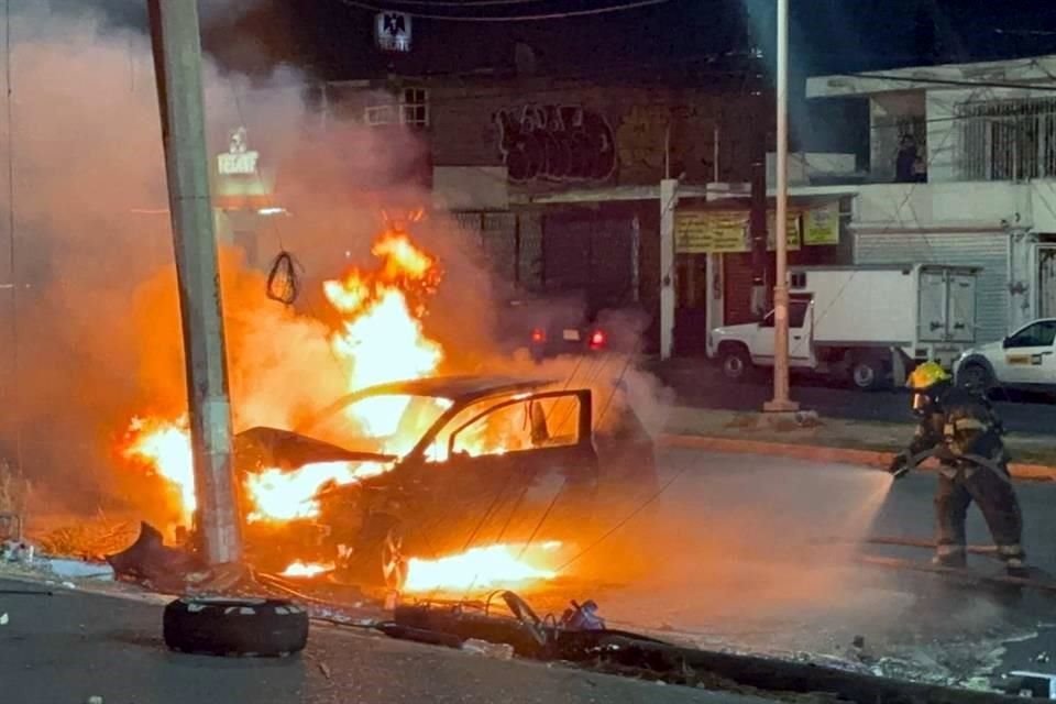 El vehículo se incendió tras chocar con un poste.