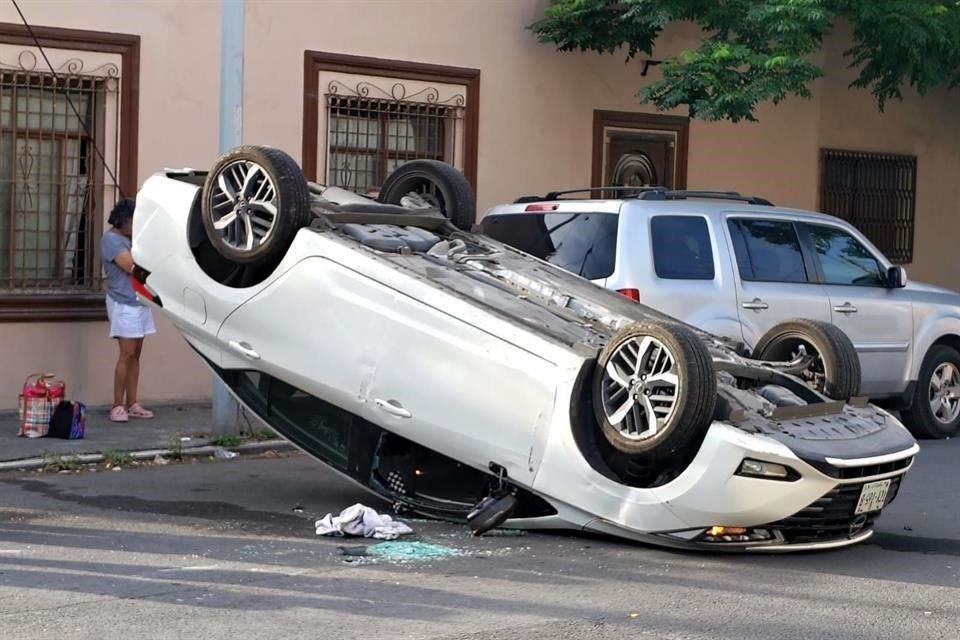 El accidente fue reportado a las 7:30 horas en el cruce de las calles Julián Villarreal y Ramón Treviño, en la Colonia Terminal.