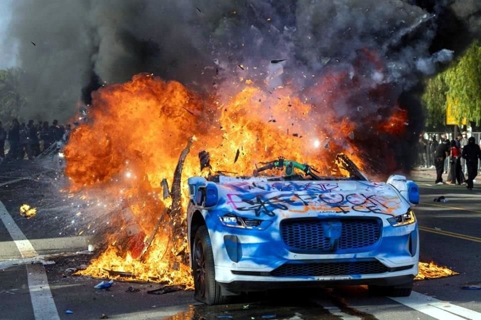 Un vehículo de Waymo es incendiado durante una protesta tras los operativos federales de inmigración en Los Ángeles, California.