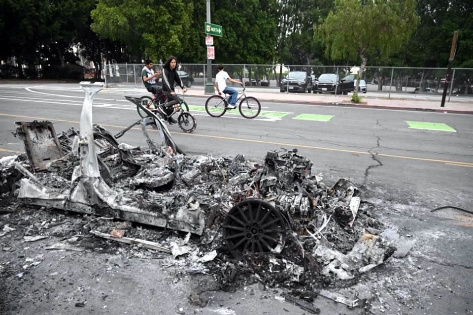 Restos de otro vehículo Waymo incendiado.