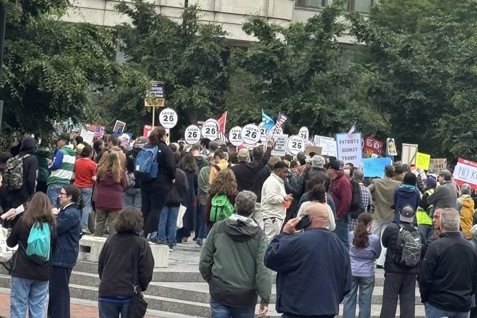 Cientos de personas se reunieron en la Plaza del Ayuntamiento de Boston para protestar.