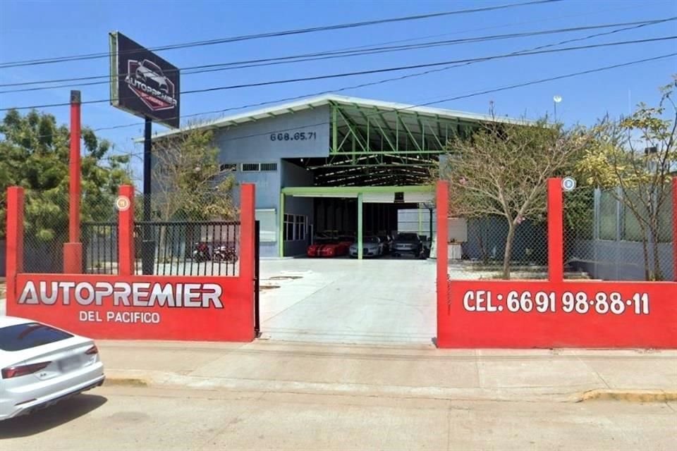 En este lote de autos, la agrupación almacena vehículos de lujo robados.