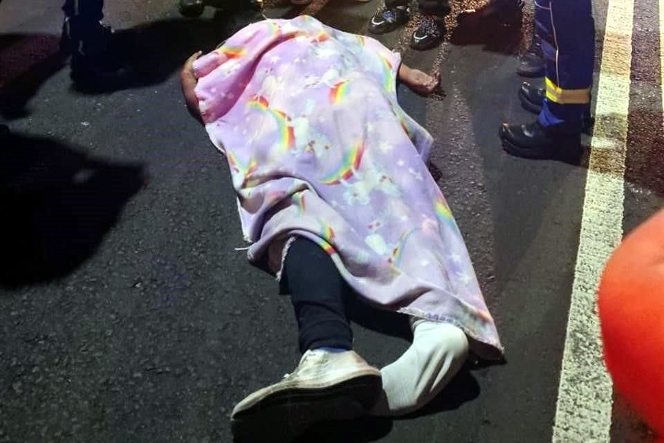 El hombre intentó cruzar la vialidad a la altura de Calle 8, pero fue embestido por un vehículo, cuyo conductor escapó.
