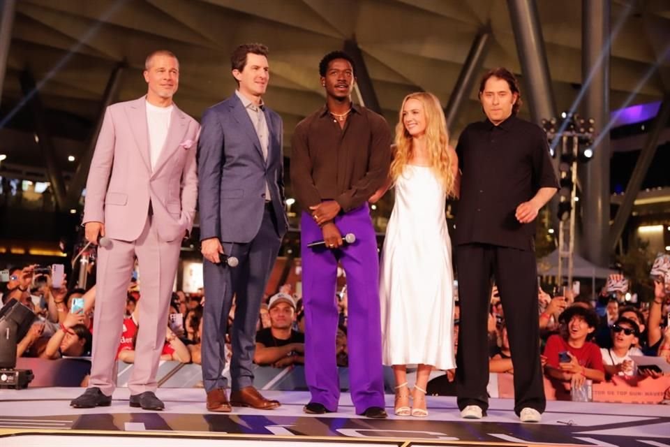 El elenco de la cinta 'F1' firmó autógrafos.