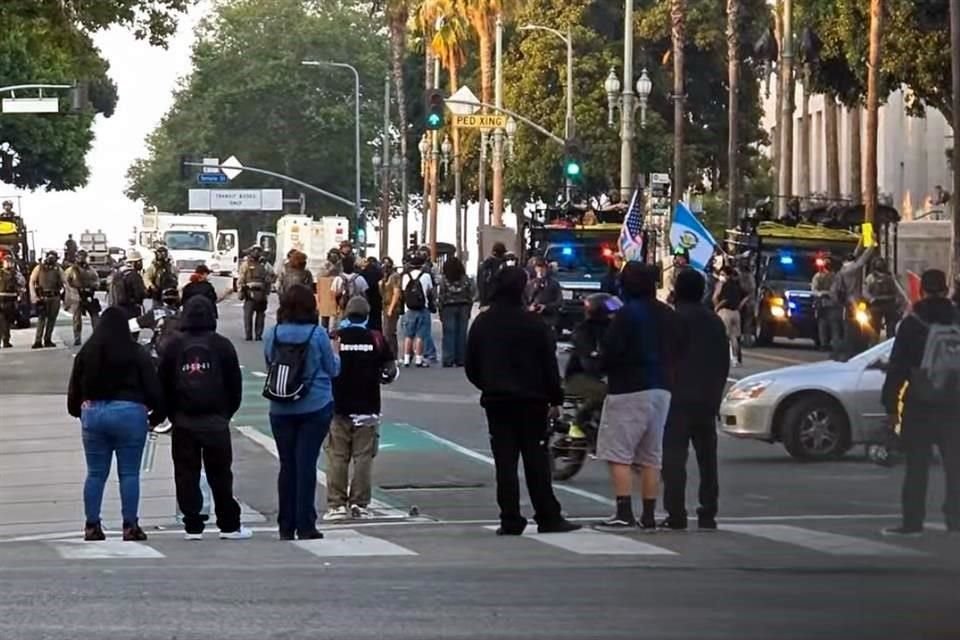 Grupos de manifestantes dispersos por distintos puntos del centro de Los Ángeles.