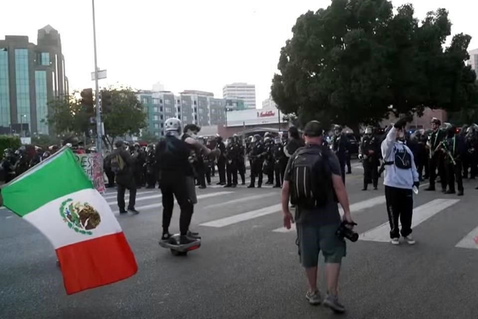 La Policía de Los Ángeles desplegó elementos por distintos puntos de la ciudad para impedir el acceso de manifestantes a los edificios gubernamentales del centro.