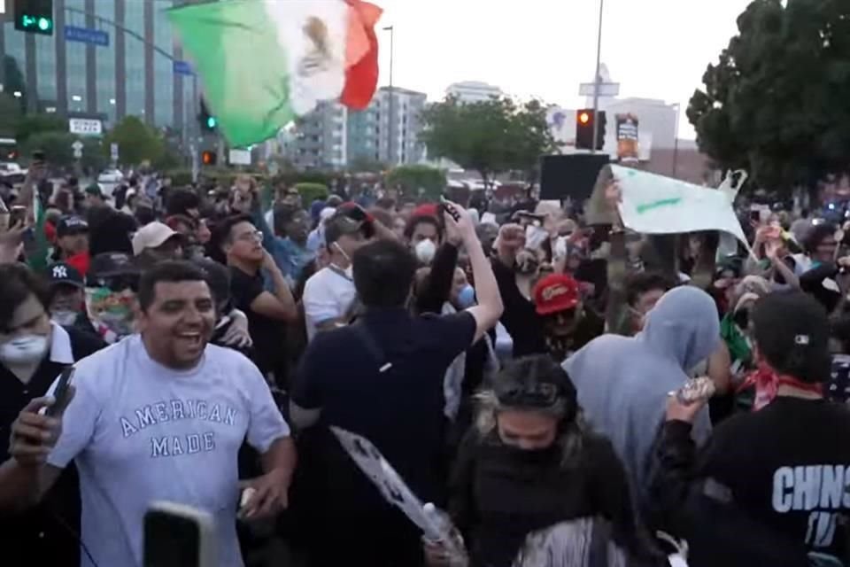 Al no poder ingresar al centro de Los Ángeles, algunos manifestantes organizaron bailes.