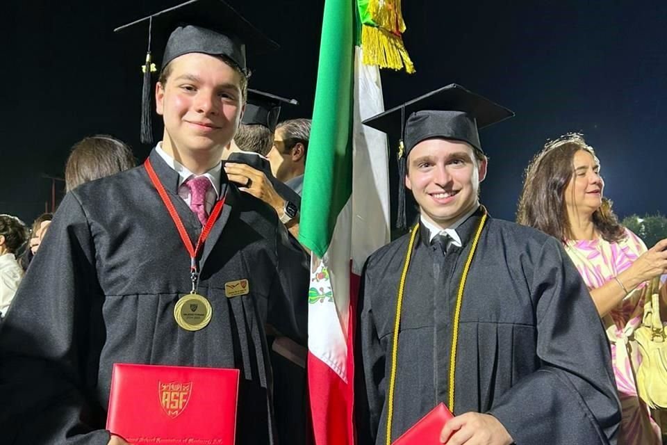 Mateo López Elizondo (izq.) y Mauricio Salinas Sánchez, del seleccionado nacional para la Olimpiada Internacional de Economía y Finanzas, se graduaron de prepa el miércoles.