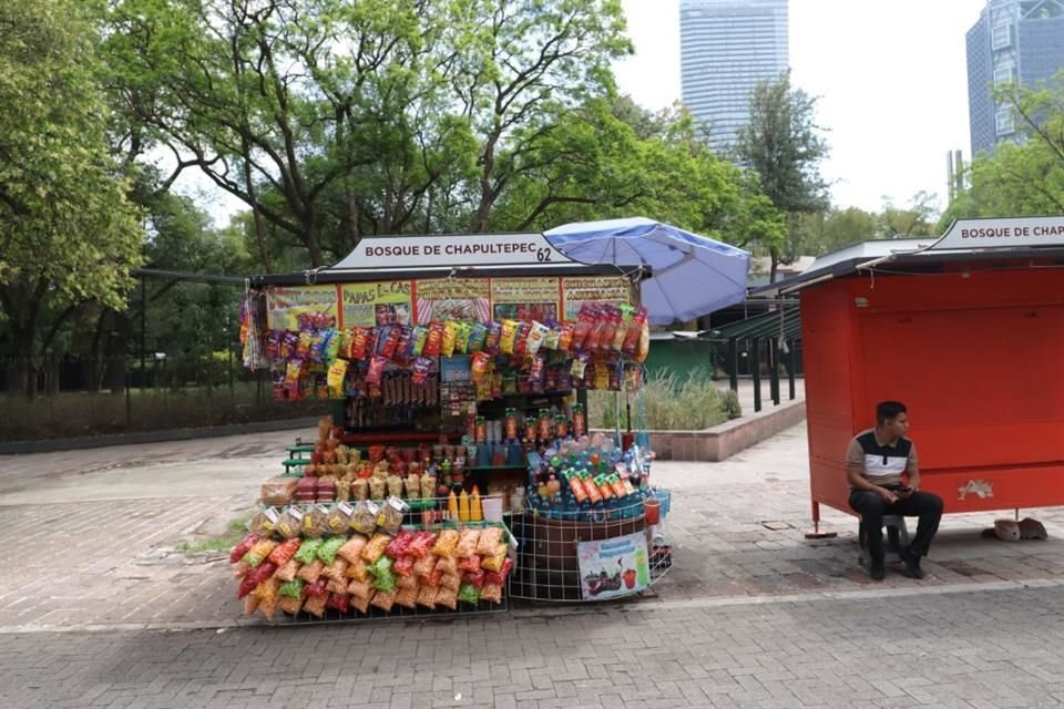 En los puestos semi fijos del Bosque de Chapultepec es posible hallar comida chatarra.