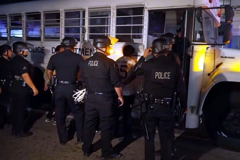 La Policía de Los Ángeles arrestó a manifestantes contra las políticas migratoarias de Trump.