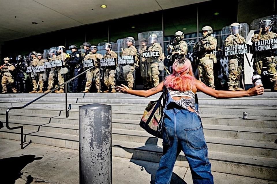 Una manifestante se plantó ayer frente a la Guardia Nacional de California que protegía un edificio federal en Los Ángeles.