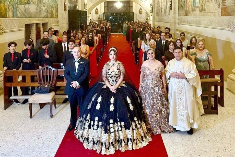 Juan Pulido Díaz y su familia celebraron el XV años de su hija con una misa en la Catedral de Linares.