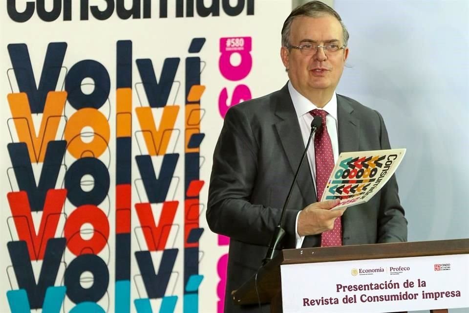 Marcelo Ebrard, Secretario de Economía acudió a la presentación de la Revista del Consumidor.
