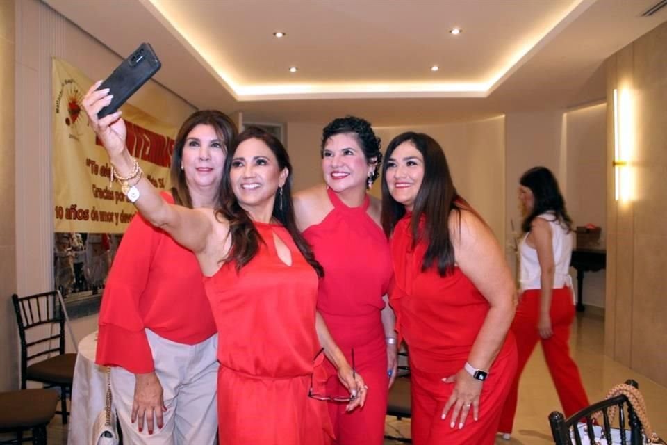 Adriana Obregón, Rosy Driscoll, Paty Antúnez de Dávila y Sonia Flores de Dávila