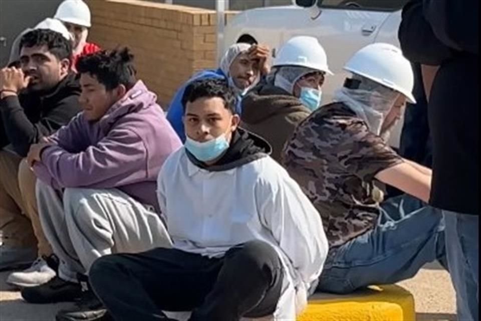 Trabajadores deteneidos por ICE en Nebraska.