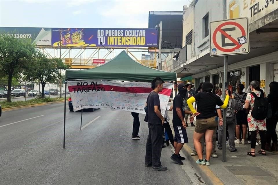 El colectivo bloqueó 2 carriles de Carranza, de manera intermitente.