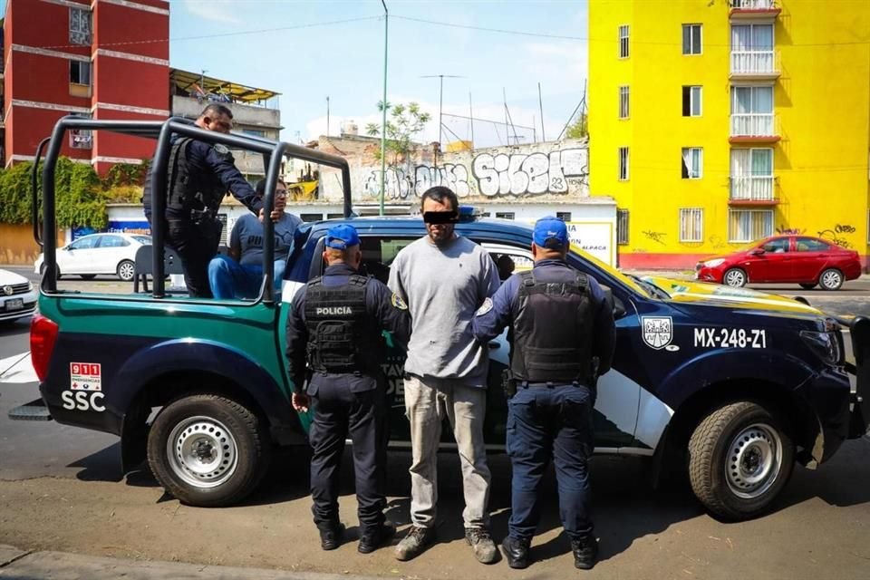 Los dos sujetos intentaron escapar pero fueron detenidos por policías.