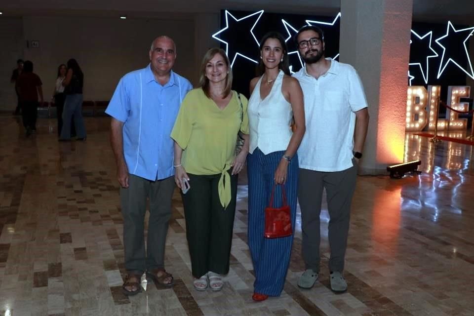 Alejandro Hovelman Cadaval,Gina Rodríguez de Hovelman, Paloma Hinojosa y Andrés Hovelamn Rodríguez