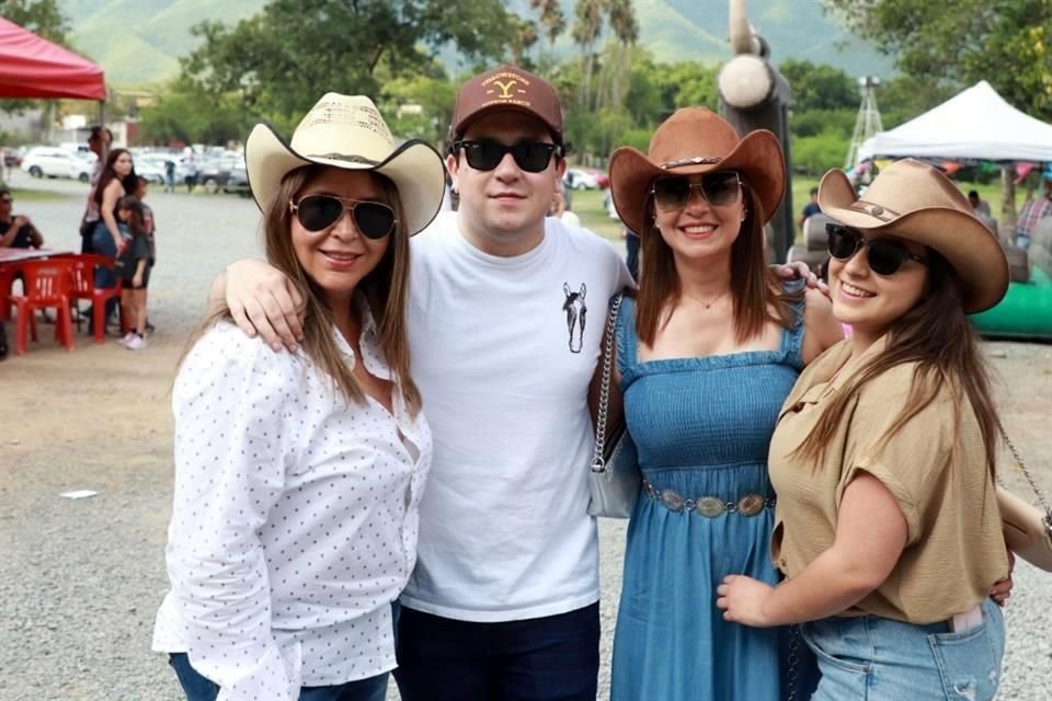 Isabel Díaz, Alejandro Lozano, Conni Díaz y Karina Gracia