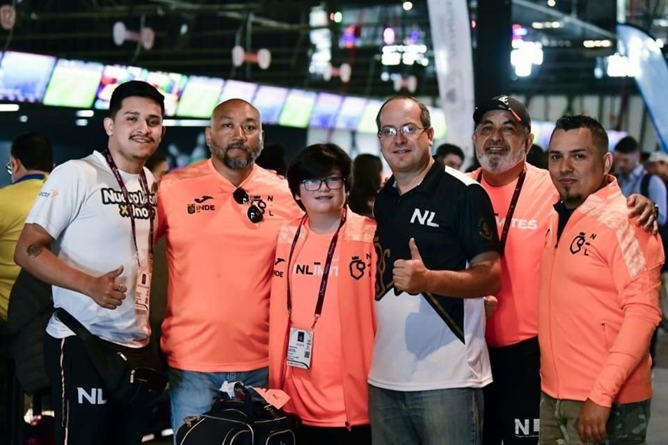 Luis Daniel Cabeza Roffe y parte del equipo técnico de boliche de NL.