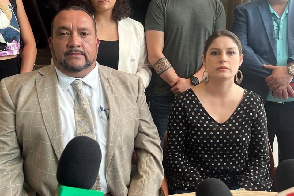 Romina junto a su abogado, Gerardo Rincón, presentaron documentos firmados que serán entregados al FBI, al Departamento de Migración y Departamento de Justicia de EU.